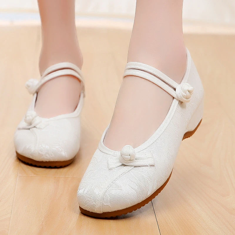 New Chinese style cloth shoes for women's ethnic style embroidered shoes for low heel cheongsam shoes for spring new style tea artist shoes for plate button single shoes