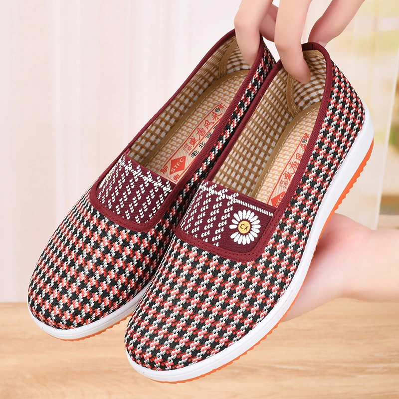 Old Beijing cloth shoes for women in spring and autumn single shoes casual breathable soft sole mother shoes flat sole lightweight non-slip shallow mouth shoes for elderly people