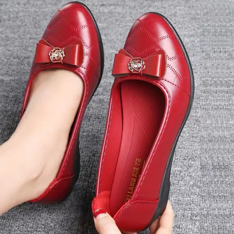 2024 mother shoes autumn and winter women's black flat-sole work non-slip shoes shallow mouth round toe soft leather soft sole middle-aged and elderly leather shoes