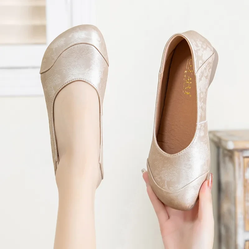 Cave shoes for women 2025 new hot new Chinese style mother shoes large size versatile flat shoes summer breathable women's shoes