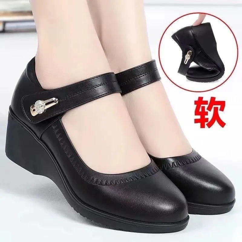 Woodpecker high-quality real soft leather soft bottom mother leather shoes 2025 spring and autumn new soft bottom anti-slip heel middle-aged old