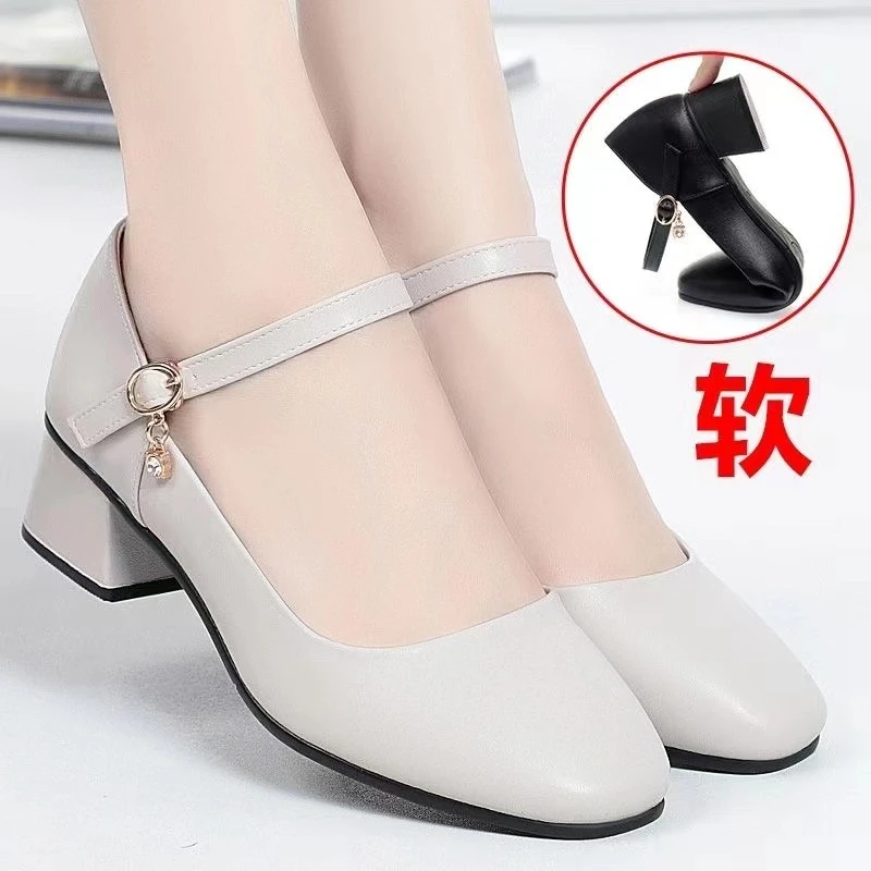 Woodpecker stewardess working for a long time