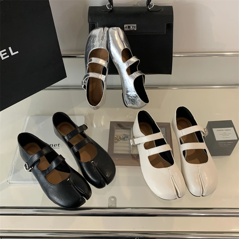 Korean style square head double row one-line buckle flat-sole split-toe pig's trotter shoes 2025 spring and summer new light mouth comfortable single shoes
