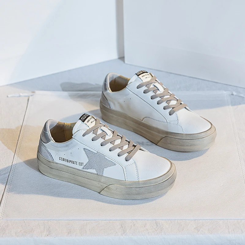 Korean version of old white shoes for women in spring 2025 new thick-soled leather star shoes retro color casual shoes