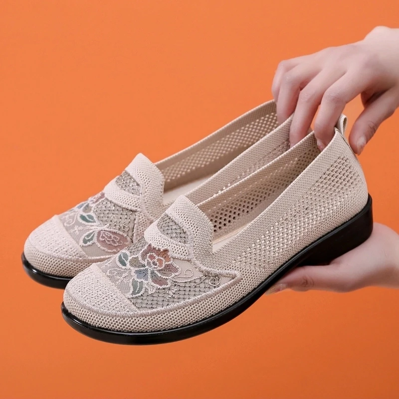 Summer breathable middle-aged and elderly mothers' old Beijing cloth shoes women's shoes cool soft sole fashionable mesh old mesh shoes